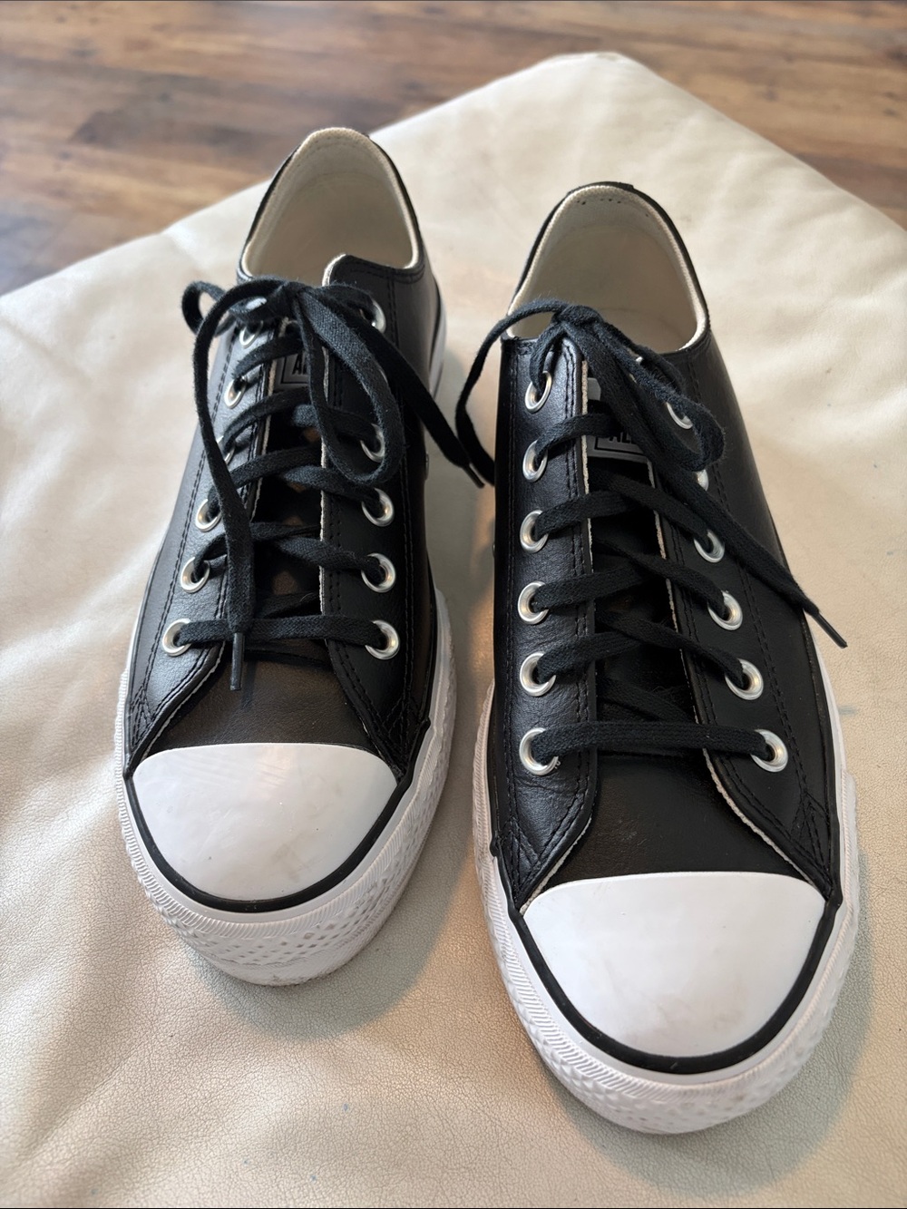 WOMEN’S CONVERSE CHUCKS LEATHER